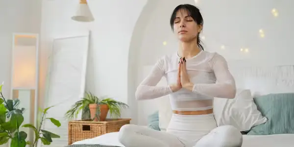 زنی در حال انجام مدیتیشن ذهنآگاهی برای آرامش ذهن و بهبود خواب