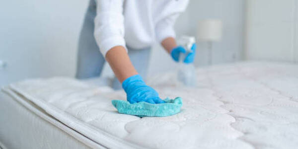 تمیز کردن تشک با محلول خانگی، استفاده از جوششیرین و اسپری لکهبر