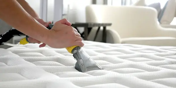 تمیز کردن سطح تشک با جاروبرقی و بخارشوی برای حذف گرد و غبار و ذرات آلرژیزا