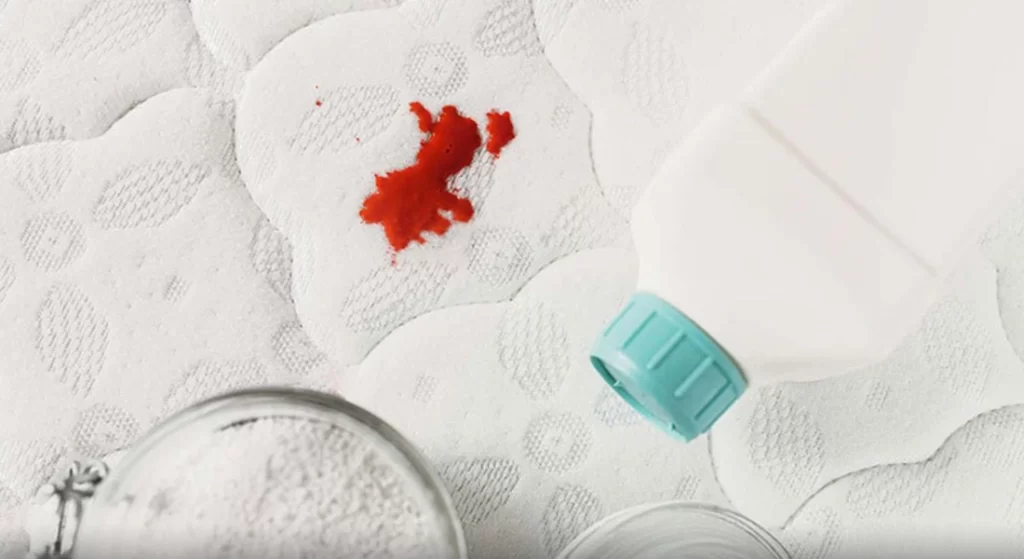 چطور لکه خون را از تشک تمیز کنیم؟