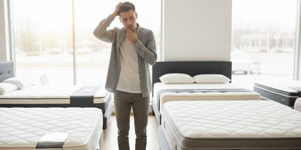 فردی که هنگام خرید تشک طبی بین مدل ارزان و بیکیفیت و مدل استاندارد دچار تردید شده است