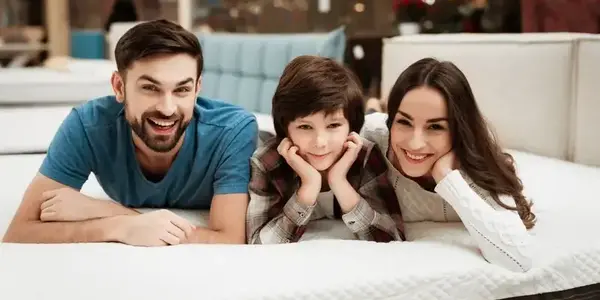 8 راهکار مهم برای خرید تشک مناسب 2 سه نفر با وزنهای متفاوت دراز کشیده روی یک تشک
